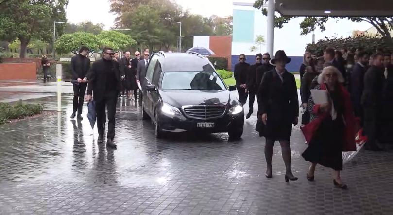 The hearse arrives at Fremantle Cemetery.