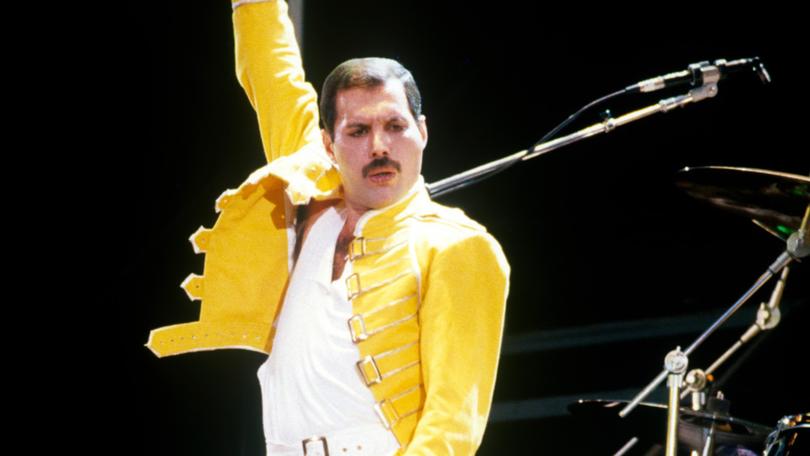 LONDON, UNITED KINGDOM - JULY 13: Freddie Mercury of the band Queen at Live Aid on July 13, 1985 in London, United Kingdom.  (Photo by FG/Bauer-Griffin/Getty Images)          170612F1