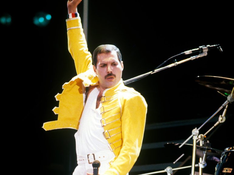 LONDON, UNITED KINGDOM - JULY 13: Freddie Mercury of the band Queen at Live Aid on July 13, 1985 in London, United Kingdom.  (Photo by FG/Bauer-Griffin/Getty Images)          170612F1