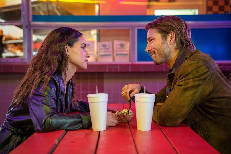 Hit Man. (L-R) Adria Arjona as Madison and Glen Powell as Gary Johnson in Hit Man. Cr. Brian Roedel/Netflix  2024