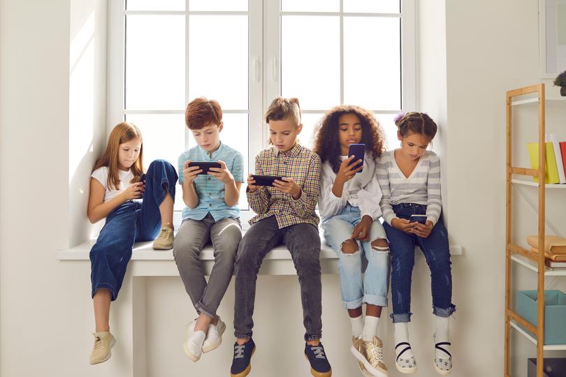 By committing not to give their children smartphones until an agreed-upon age, parents are hoping for strength in numbers when schoolyard pressure starts to build. 
