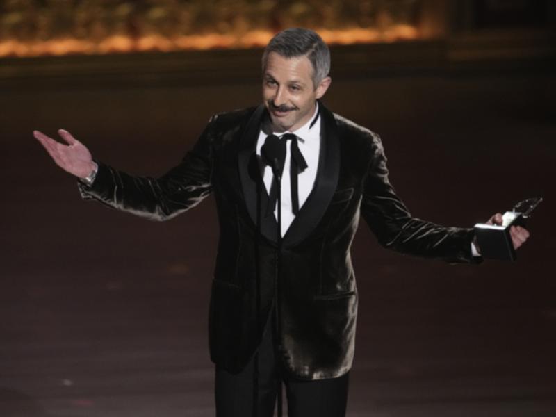 Jeremy Strong accepts his Tony award