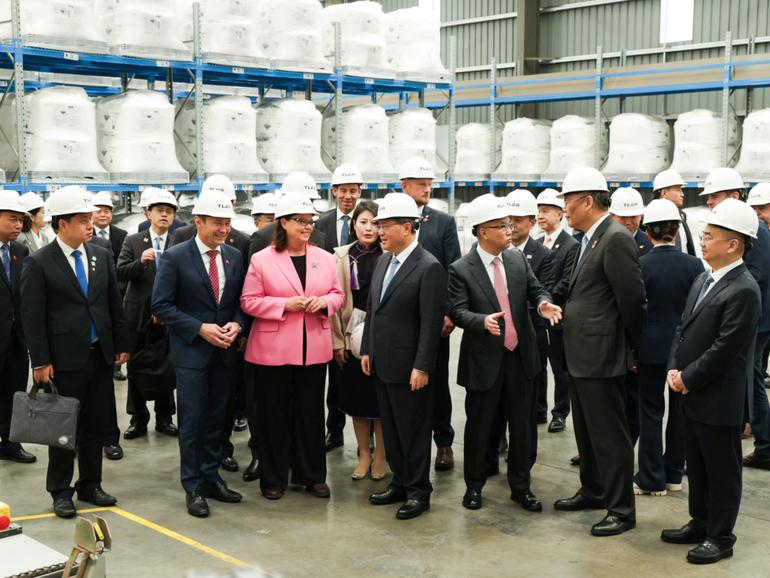 Roger Cook and Madeleine King with Chinese Premier Li Qiang.