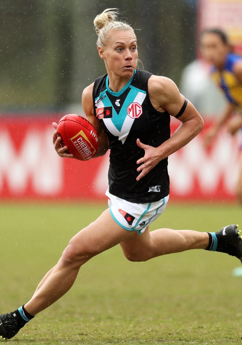 PERTH, AUSTRALIA - AUGUST 27: Erin Phillips of the Power looks to pass the ball during the 2022 S7 AFLW Round 01 match between the West Coast Eagles and the Port Adelaide Power at Mineral Resources Park on August 27, 2022 in Perth, Australia. (Photo by Will Russell/AFL Photos)