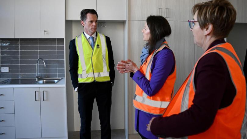 Premier Chris Minns inspects a unit built to accomodate women fleeing domestic violence. (Bianca De Marchi/AAP PHOTOS)