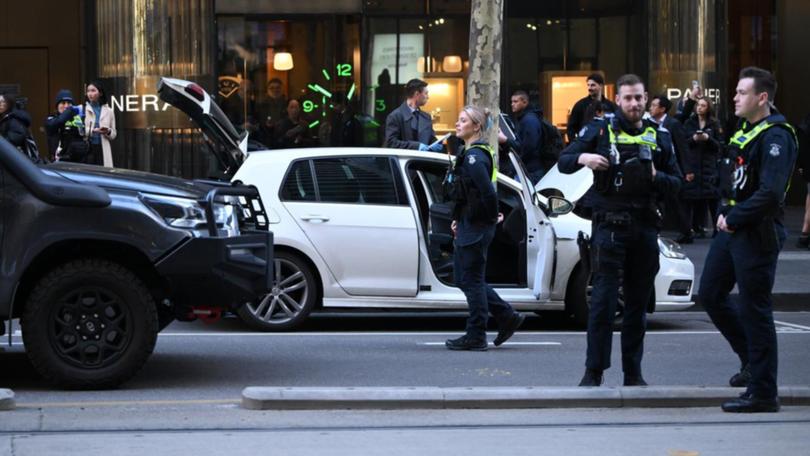Police locked down parts of the Melbourne CBD and searched a car after an alleged bomb hoax. (Joel Carrett/AAP PHOTOS)
