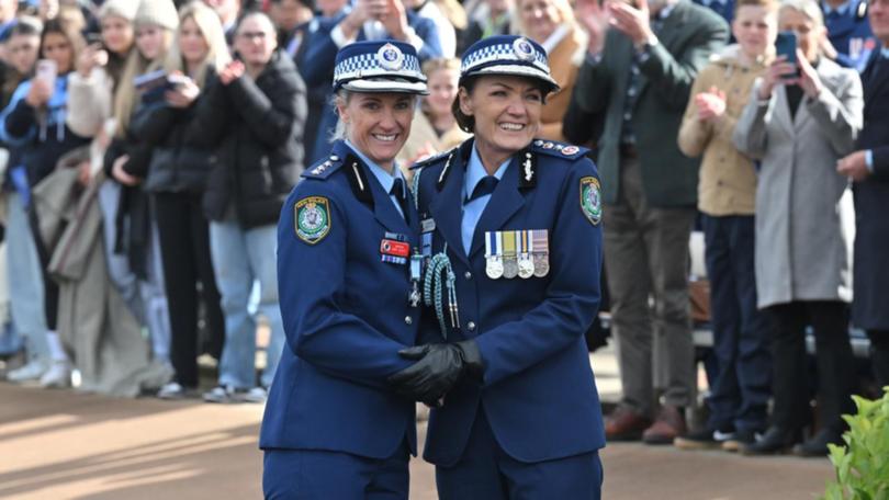 Inspector Amy Scott (left) has received a valour award from NSW Police Commissioner Karen Webb. (Mick Tsikas/AAP PHOTOS)