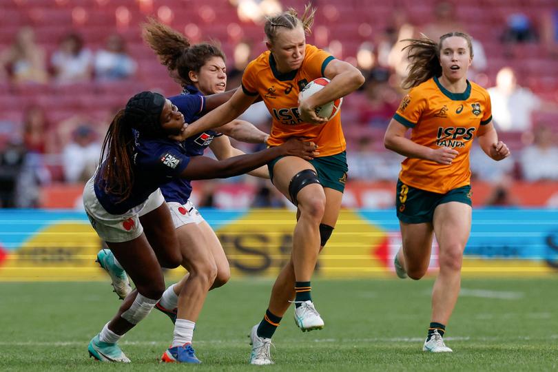 Australia's #12 Maddison Levi (2R) is challenged by France's #01 Seraphine Okemba (L) and France's #27 Marie Dupouy during the HSBC World Rugby Sevens women's final match between Australia and France at the Metropolitano stadium in Madrid on June 2, 2024. (Photo by OSCAR DEL POZO / AFP)
