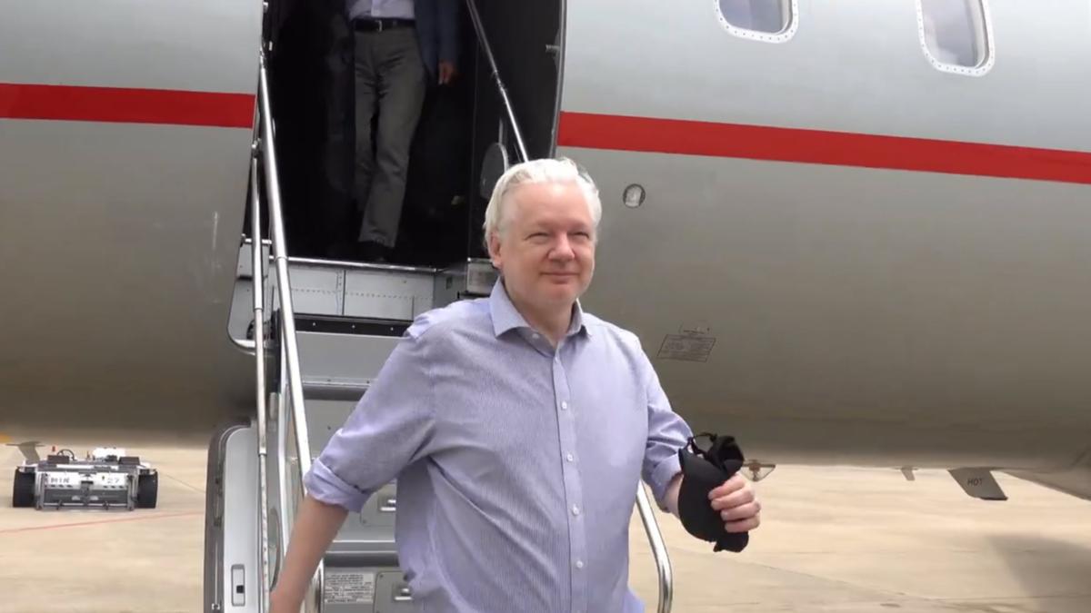 WikiLeaks shares fresh photo of Julian Assange on private jet as he ...