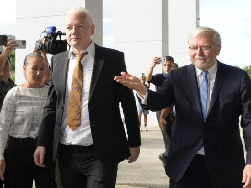 Julian Assange and Kevin Rudd arrive at court on the Mariana Islands