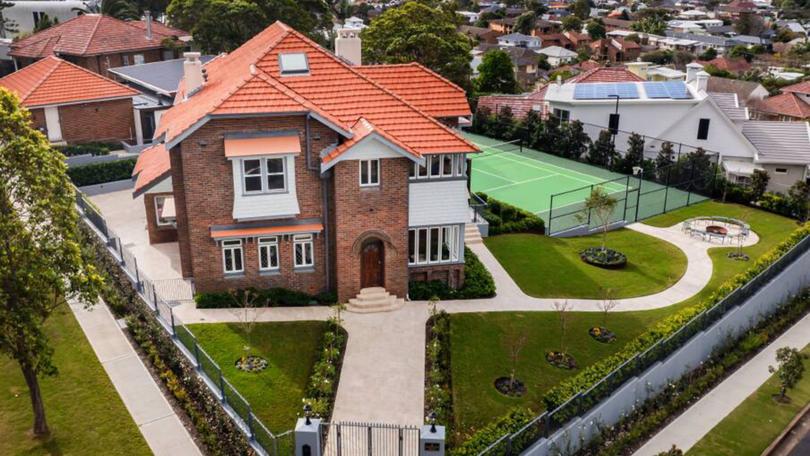 Known as Takamuna, this mansion was built for an archdeacon in 1924.