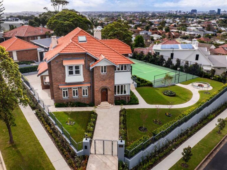 Known as Takamuna, this mansion was built for an archdeacon in 1924.