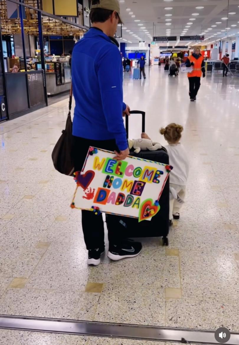 Rebecca and Margot made a sign to welcome Sam home.