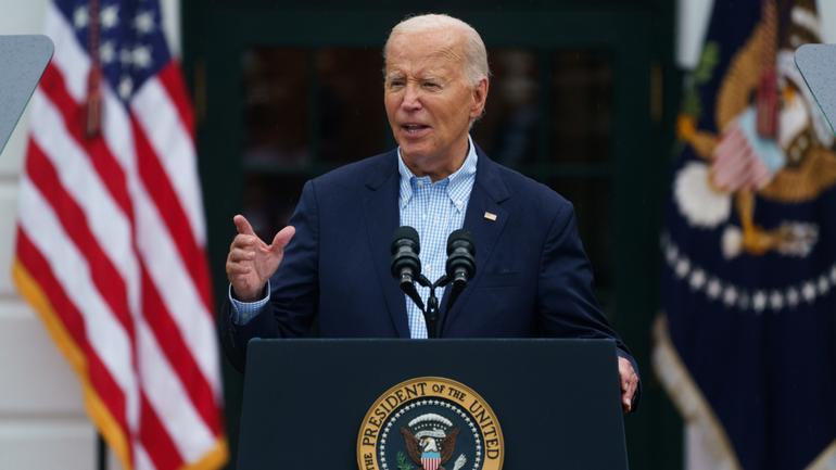 epa11458025 US President Joe Biden delivers remarks during a barbecue with military members and their families at US Independence Day celebrations on the South Lawn of the White House in Washington, DC, USA, 04 July 2024. The Fourth of July is the annual US celebration of the adoption of the Declaration of Independence from Britain. EPA/WILL OLIVER