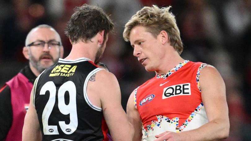 Sydney star Isaac Heeney checks on St Kilda opponent Jimmy Webster after their incident on Sunday. (Joel Carrett/AAP PHOTOS)
