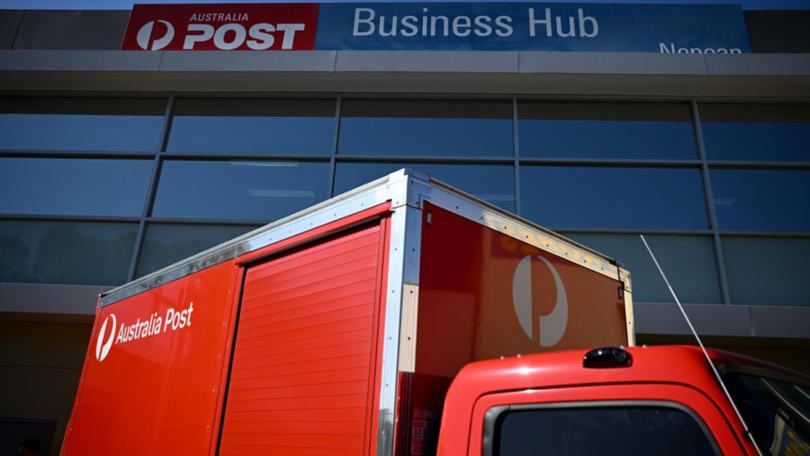 Australians are still enthusiastic online shoppers despite cost-of-living pressures. (Dan Himbrechts/AAP PHOTOS)