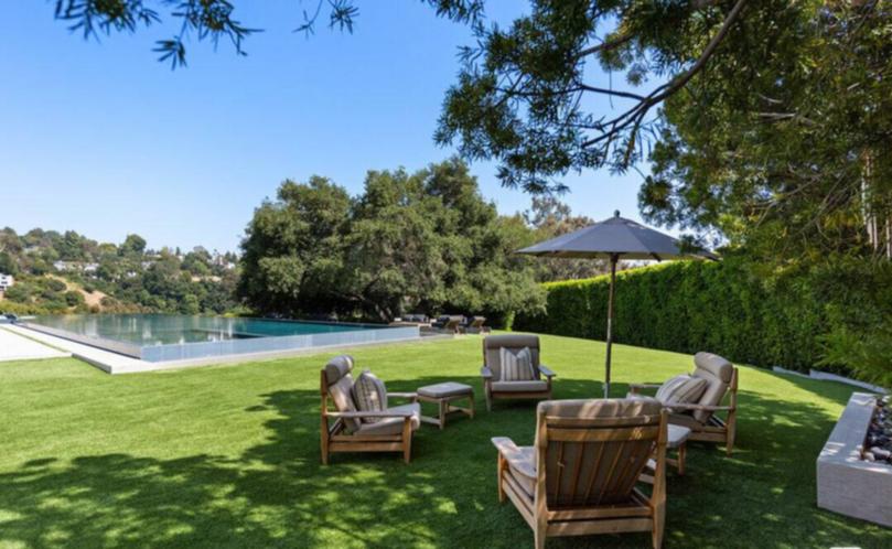 Jennifer Lopez and Ben Affleck have listed their palatial Beverly Hills mansion with an asking price of US$68 million.