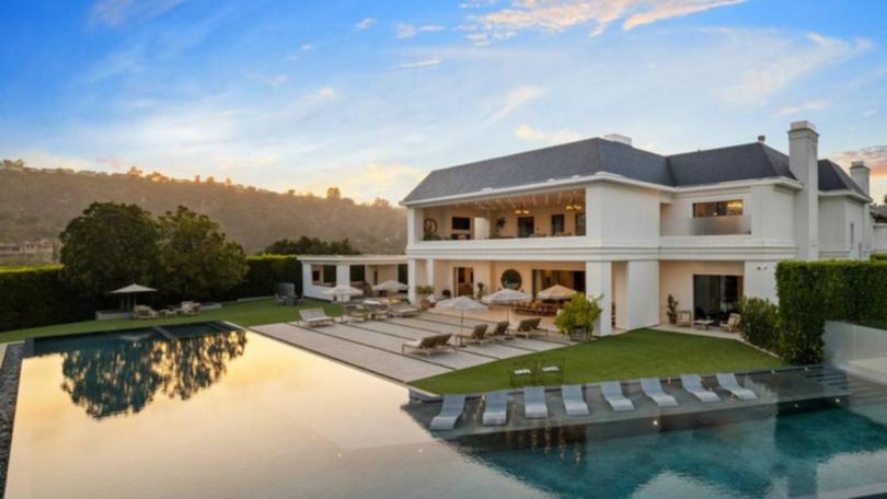 Jennifer Lopez and Ben Affleck have listed their palatial Beverly Hills mansion with an asking price of US$68 million.