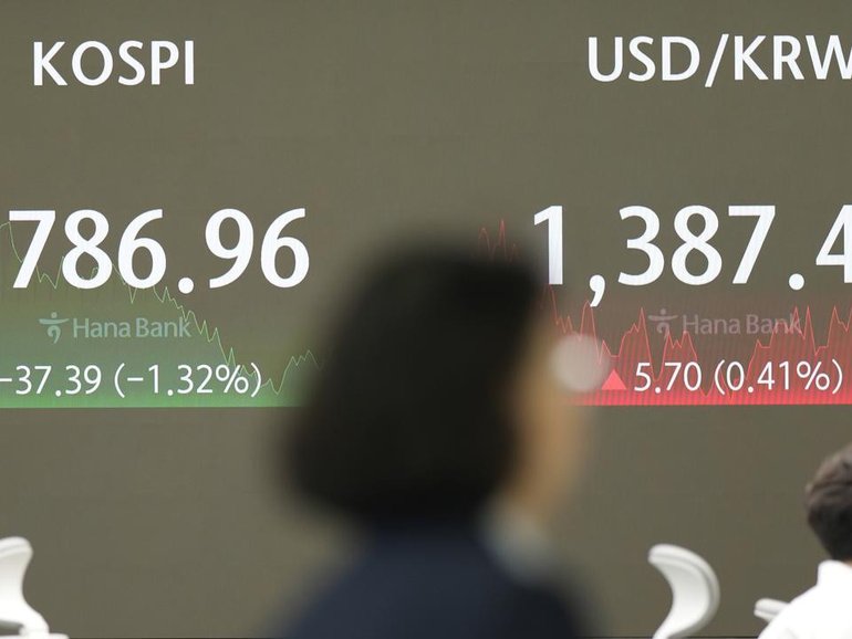 Technology stocks continued to struggle in Asia, with South Korea's tech-heavy KOSPI index falling. (AP PHOTO)