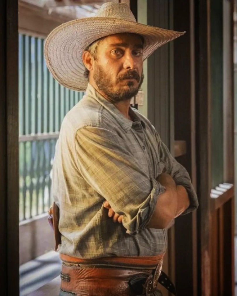 Brazilian actor Thommy Schiavo has died aged 39 after falling from the balcony of his second-storey Cuiabá apartment.