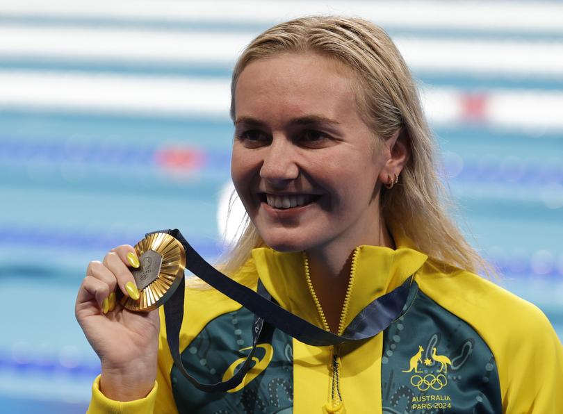 Ariarne Titmus with her gold medal.