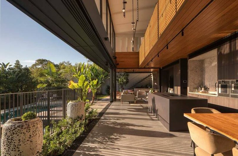 Double-height ceilings in the central kitchen and living area allow for a good flow of air.