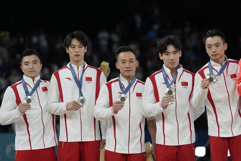 Su Weide (second from left) was repeatedly supported by world champion teammate Zhang Boheng (fourth from left).