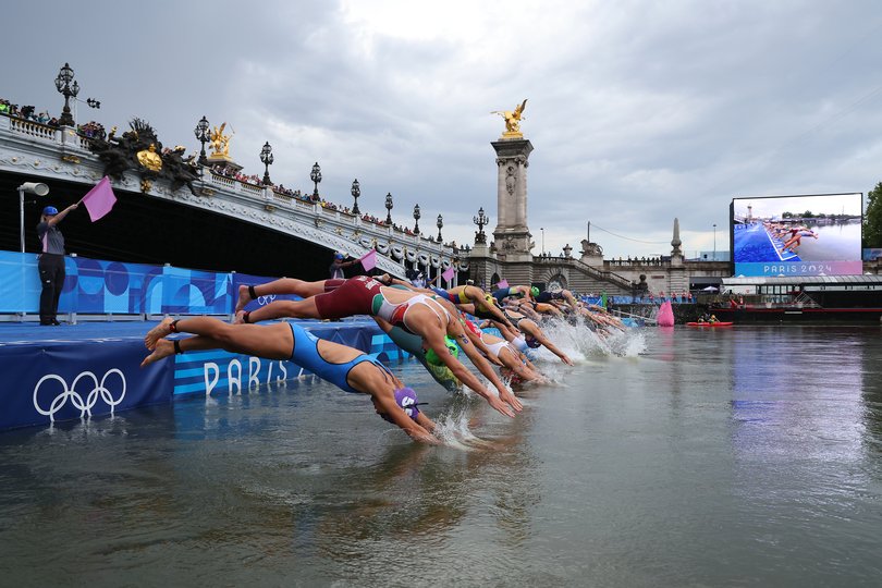 PARIS, FRANCE - JULY 31: A general view as competitors start the swimming leg of the Women's Individual Triathlon on day five of the Olympic Games Paris 2024 at Pont Alexandre III on July 31, 2024 in Paris, France. (Photo by Ezra Shaw/Getty Images)