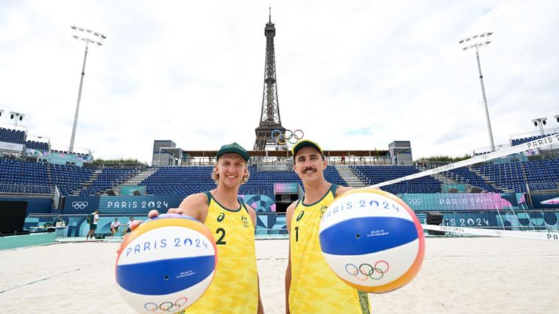 Thomas Hodges (L) and Zachery Schubert remain alive in the Olympic beach volleyball tournament. (Dave Hunt/AAP PHOTOS)