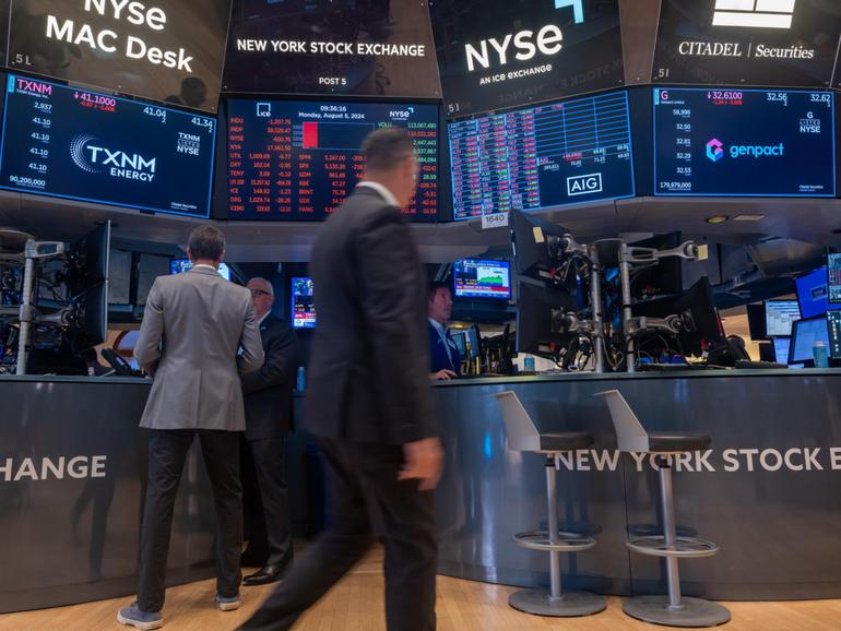 NEW YORK, NEW YORK - AUGUST 05: Traders work on the floor of the New York Stock Exchange (NYSE) on August 05, 2024, in New York City. The Dow fell over 1000 points in morning trading as global stocks plunged following fears of a recession in the American and Japanese economies. (Photo by Spencer Platt/Getty Images) Spencer Platt