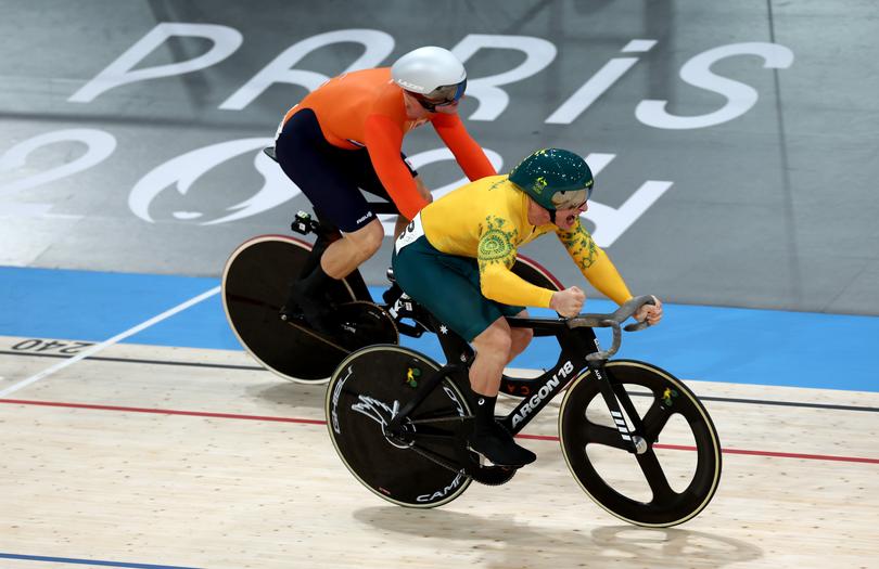 PARIS, FRANCE - AUGUST 09: (L-R) Jeffrey Hoogland of Team Netherlands and Matthew Richardson of Team Australia compete during the Men's Sprint, Semifinals - Race 2 on day fourteen of the Olympic Games Paris 2024 at Saint-Quentin-en-Yvelines Velodrome on August 09, 2024 in Paris, France. (Photo by Alex Broadway/Getty Images)