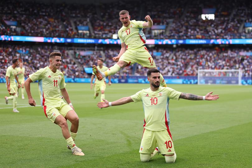 Alex Baena and Spain players celebrate.