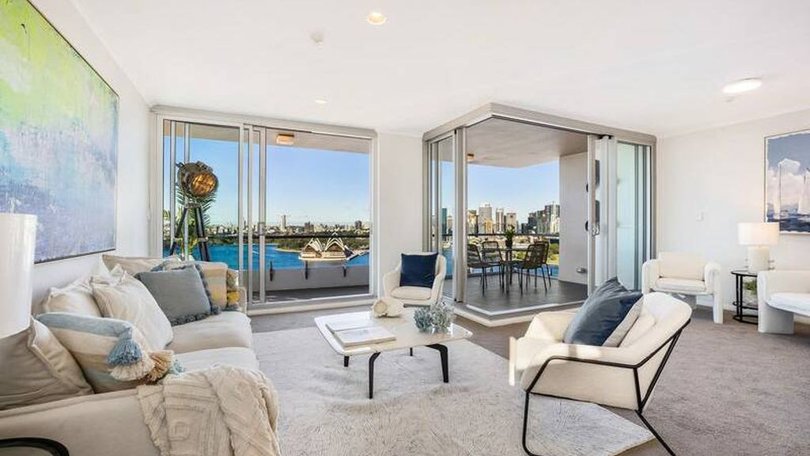 The stunning apartment in the prestigious ‘Gainsborough’ tower piqued the interest of four registered bidders at Saturday morning’s auction.