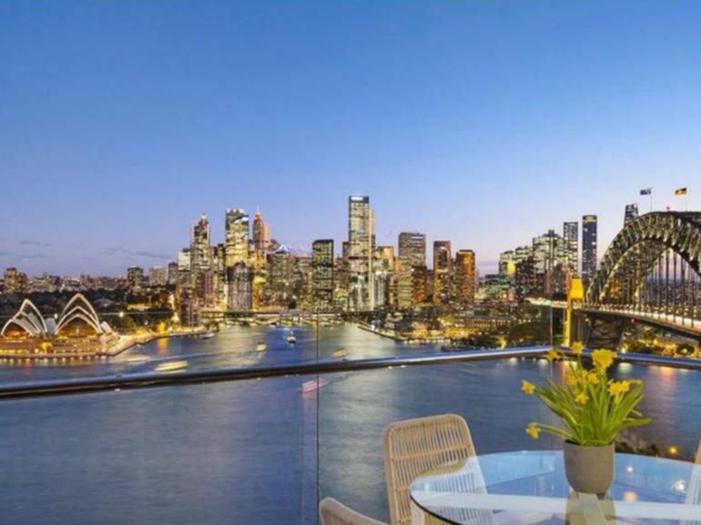 The stunning apartment in the prestigious ‘Gainsborough’ tower piqued the interest of four registered bidders at Saturday morning’s auction.