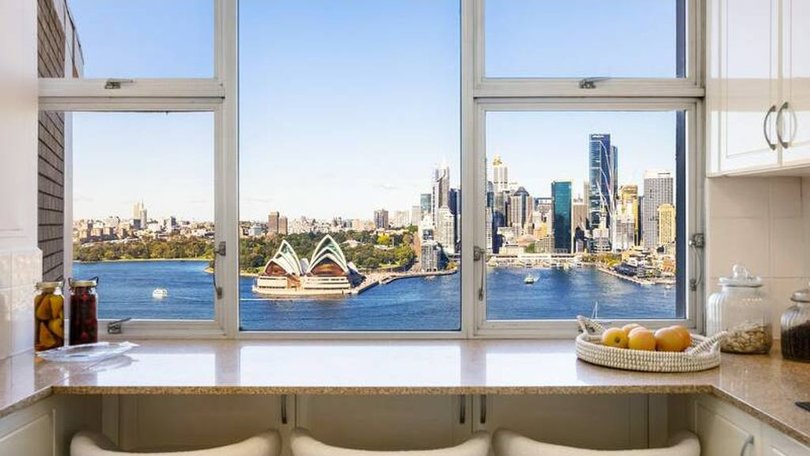 The stunning apartment in the prestigious ‘Gainsborough’ tower piqued the interest of four registered bidders at Saturday morning’s auction.