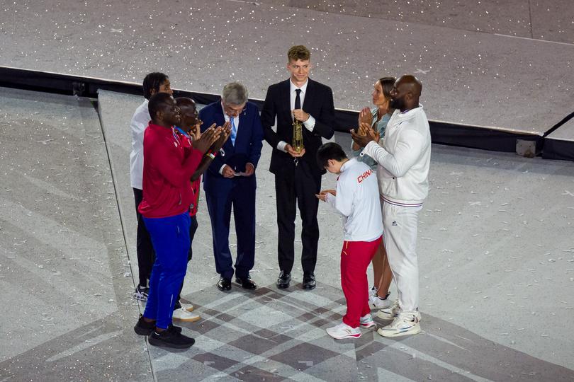 Emma McKeon received the honour of representing Oceania at the closing ceremony and blowing out the Olympic flame.