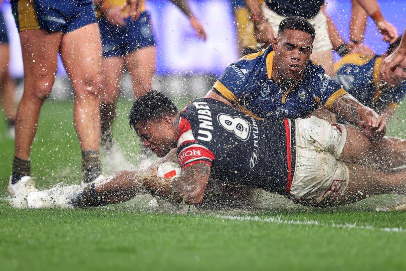 *** BESTPIX *** SYDNEY, AUSTRALIA - AUGUST 16: Spencer Leniu of the Roosters scores a try during the round 24 NRL match between Sydney Roosters and Parramatta Eels at Allianz Stadium, on August 16, 2024, in Sydney, Australia. (Photo by Brendon Thorne/Getty Images)