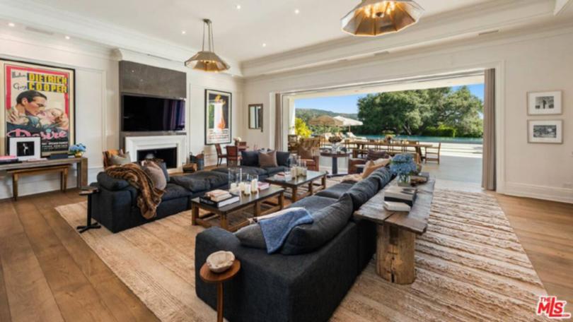 Jennifer Lopez and Ben Affleck have listed their palatial Beverly Hills mansion with an asking price of US$68 million.