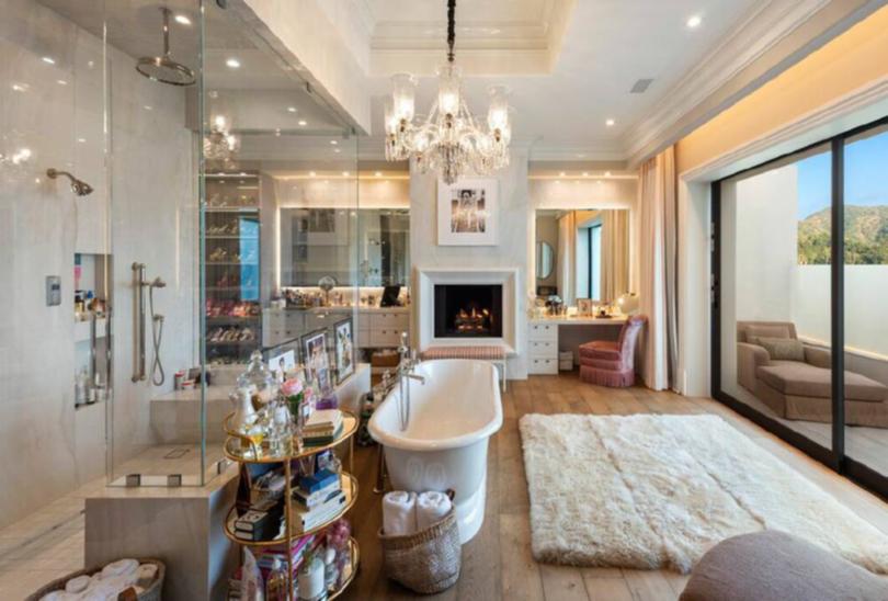 Jennifer Lopez and Ben Affleck have listed their palatial Beverly Hills mansion with an asking price of US$68 million.