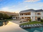 Jennifer Lopez and Ben Affleck have listed their palatial Beverly Hills mansion with an asking price of US$68 million.