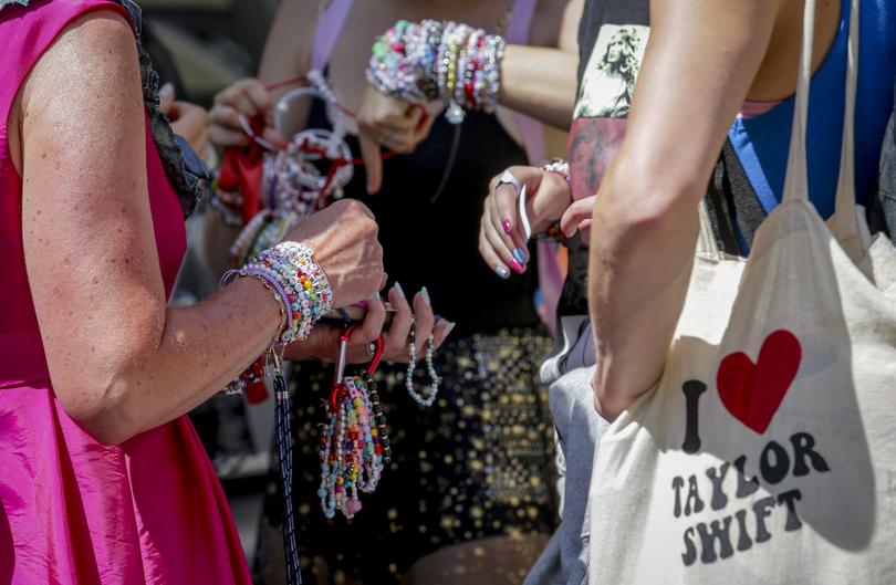 Swifties trade bracelets in the city centre of Vienna.