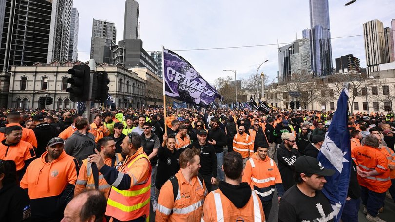 More than 5000 CFMEU members have gathered outside Melbourne's Trades Hall. (Joel Carrett/AAP PHOTOS)