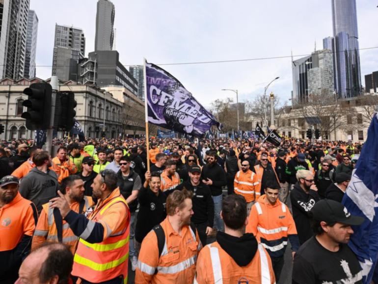 More than 5000 CFMEU members have gathered outside Melbourne's Trades Hall. (Joel Carrett/AAP PHOTOS)