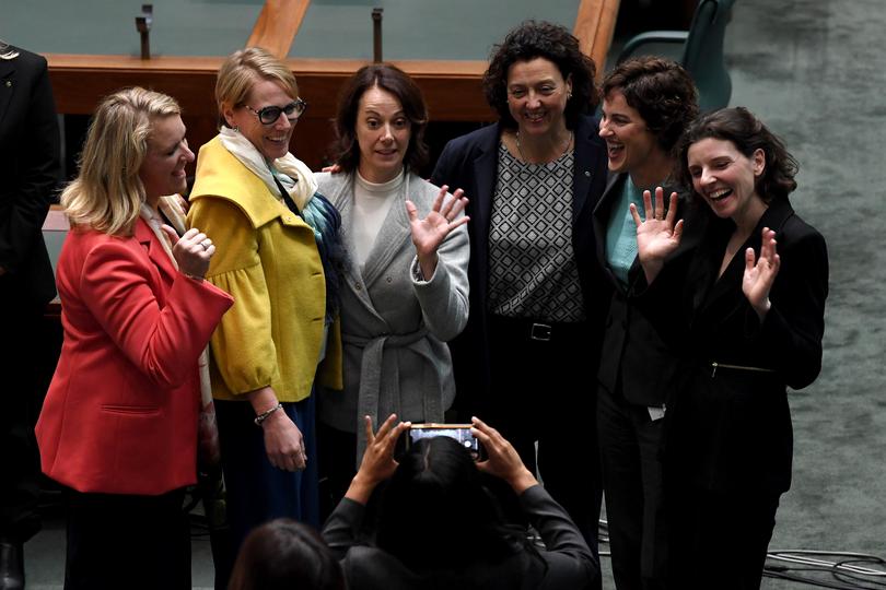 (L-R) Newly-elected Independent MPs Kylea Tink, Zoe Daniel, Sophie Scamps, Monique Ryan, Kate Chaney and Allegra Spender pose for a selfie at Parliament House in Canberra, Tuesday, June 28, 2022. Newly-elected MPs will take part in a two-day seminar on being a parliamentarian. (AAP Image/Bianca De Marchi) NO ARCHIVING