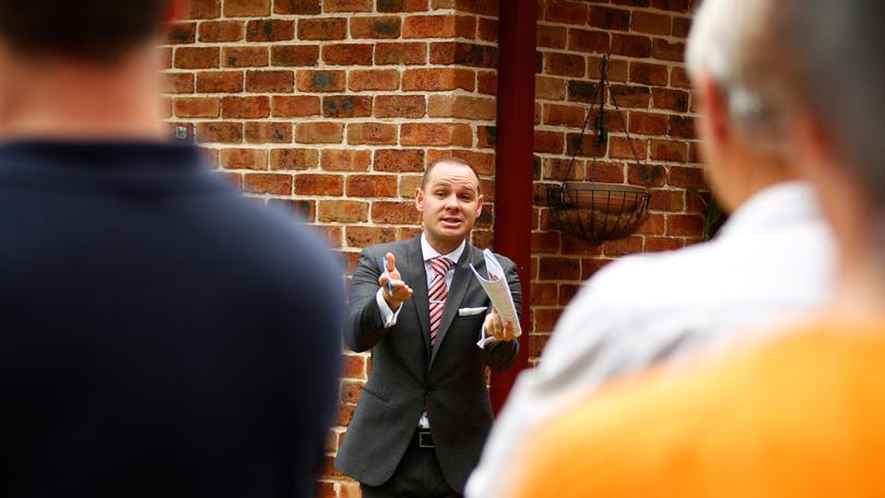 An auctioneer conducts bidding during an auction of a property in the suburb of Roseville in Sydney, Australia, on Saturday, Oct. 18, 2014. Sydneyís median home price rose 14 percent from a year earlier in September to A$655,000 ($568,900), an RP Data CoreLogic Home Value Index showed Oct. 1. Photographer: Brendon Thorne/Bloomberg