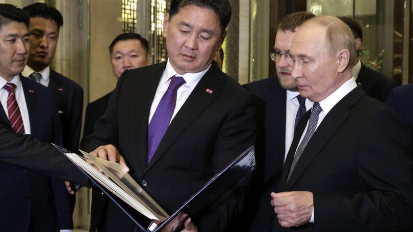 Russian President Vladimir Putin , right, and Mongolian President Ukhnaagiin Khurelsukh, centre.  