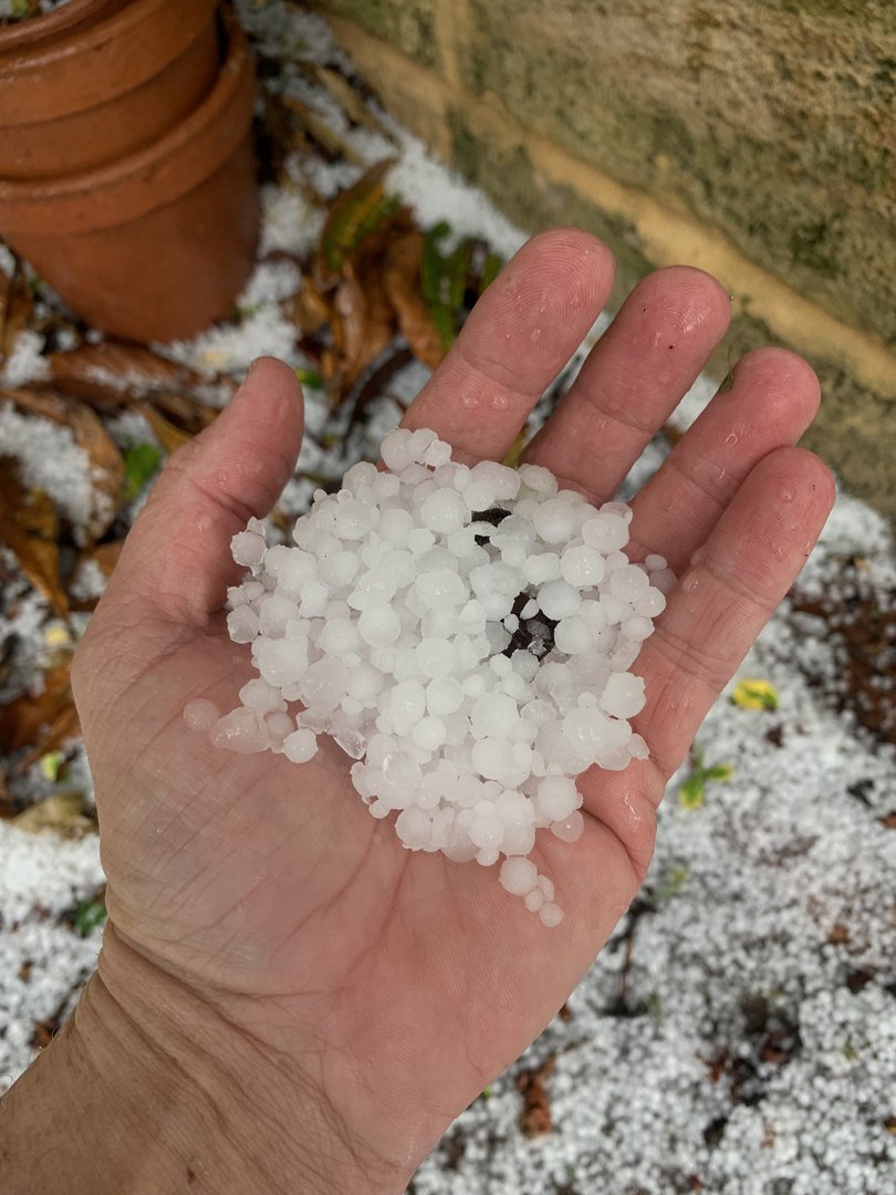 A hailstorm has occoured in the Kardinya area.