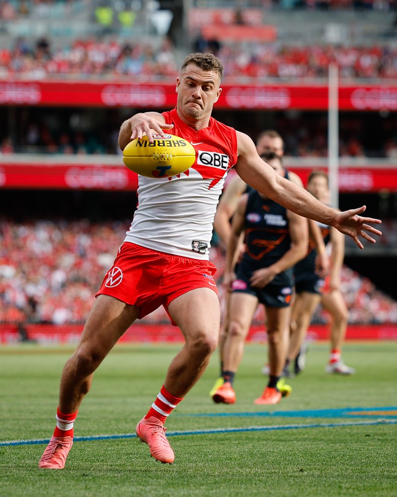 SYDNEY, AUSTRALIA - SEPTEMBER 07: Tom Papley of the Swans kicks the ball during the 2024 AFL First Qualifying Final match between the Sydney Swans and the GWS GIANTS at The Sydney Cricket Ground on September 07, 2024 in Sydney, Australia. (Photo by Dylan Burns/AFL Photos via Getty Images)