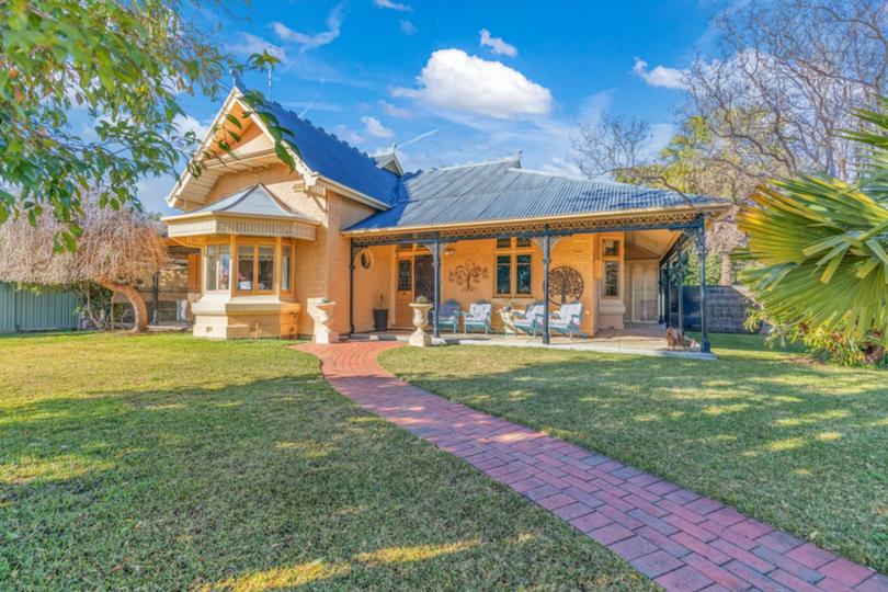 Despite more than 40 people turning up to watch the well-known home (at 221 McKinlay Street) in the Victorian town of Echuca go under the hammer, not one person placed a bid.