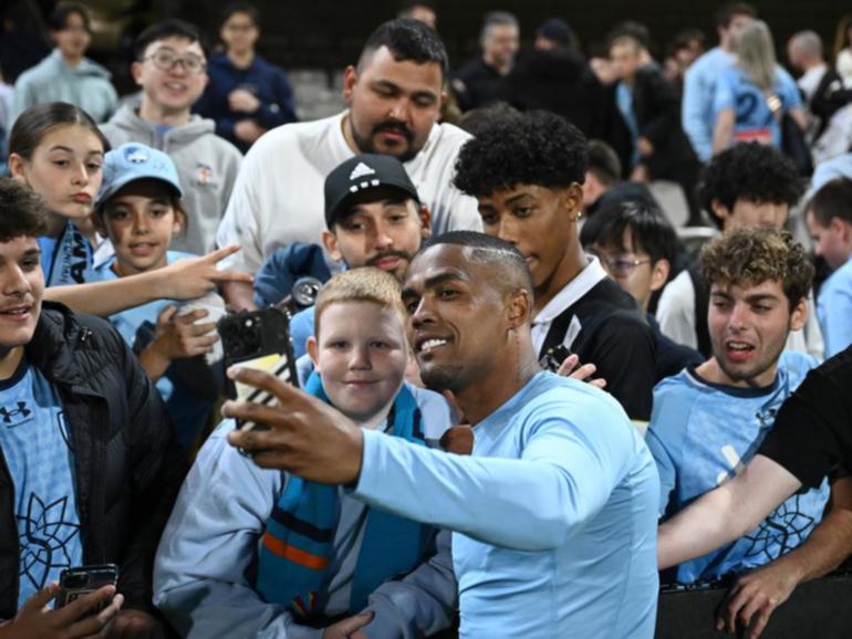 Douglas Costa has proved an instant hit with Sydney FC fans after a superb Australian bow. (Dan Himbrechts/AAP PHOTOS)